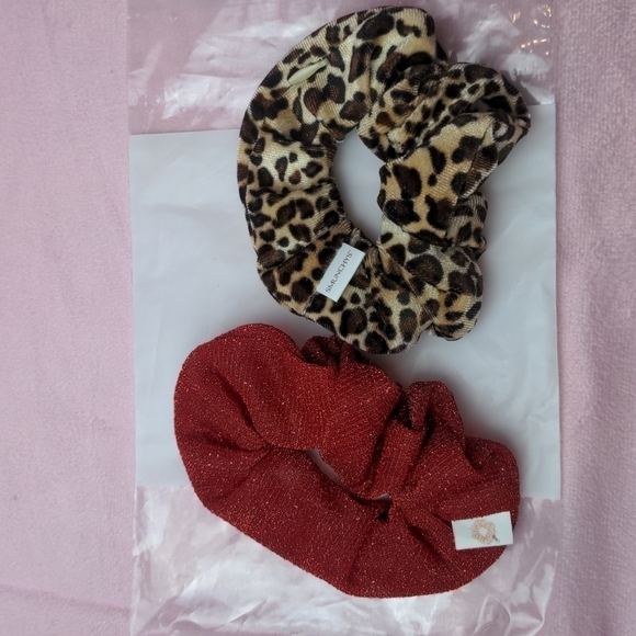 Smunchy's 2 Pack Hidden Zip Close Pocket Scrunchies in Red and Leopard Print - Picture 1 of 3